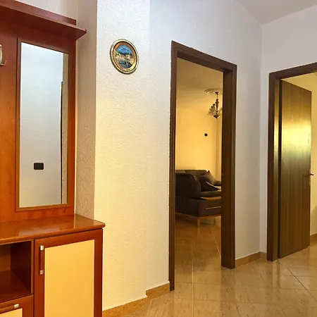 Gridi's Coastal Escape